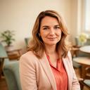 Fresi Ianole, especialista en coaching familiar, en una sala de reuniones acogedora